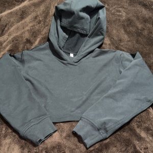 Lululemon cropped black stretch hoodie. Women’s size 6.